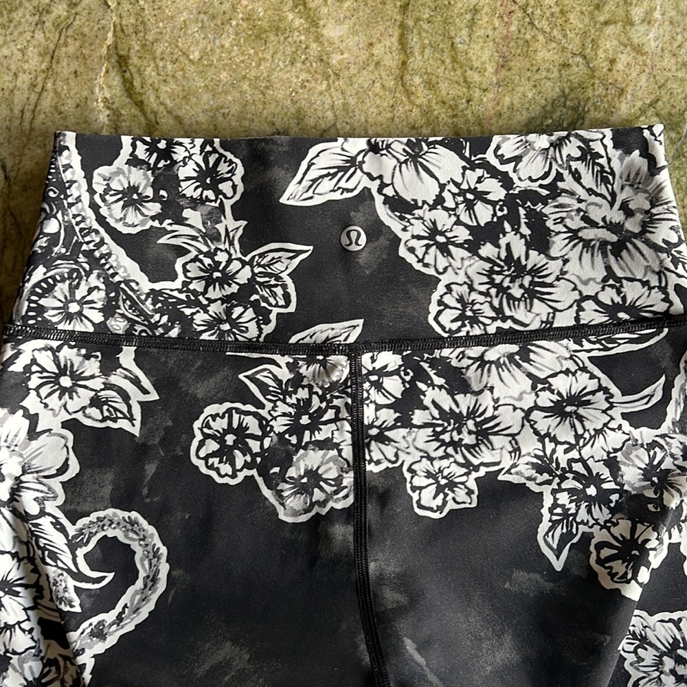 lululemon athletica Black and White Floral Print High-Rise Leggings - Picture 6 of 7